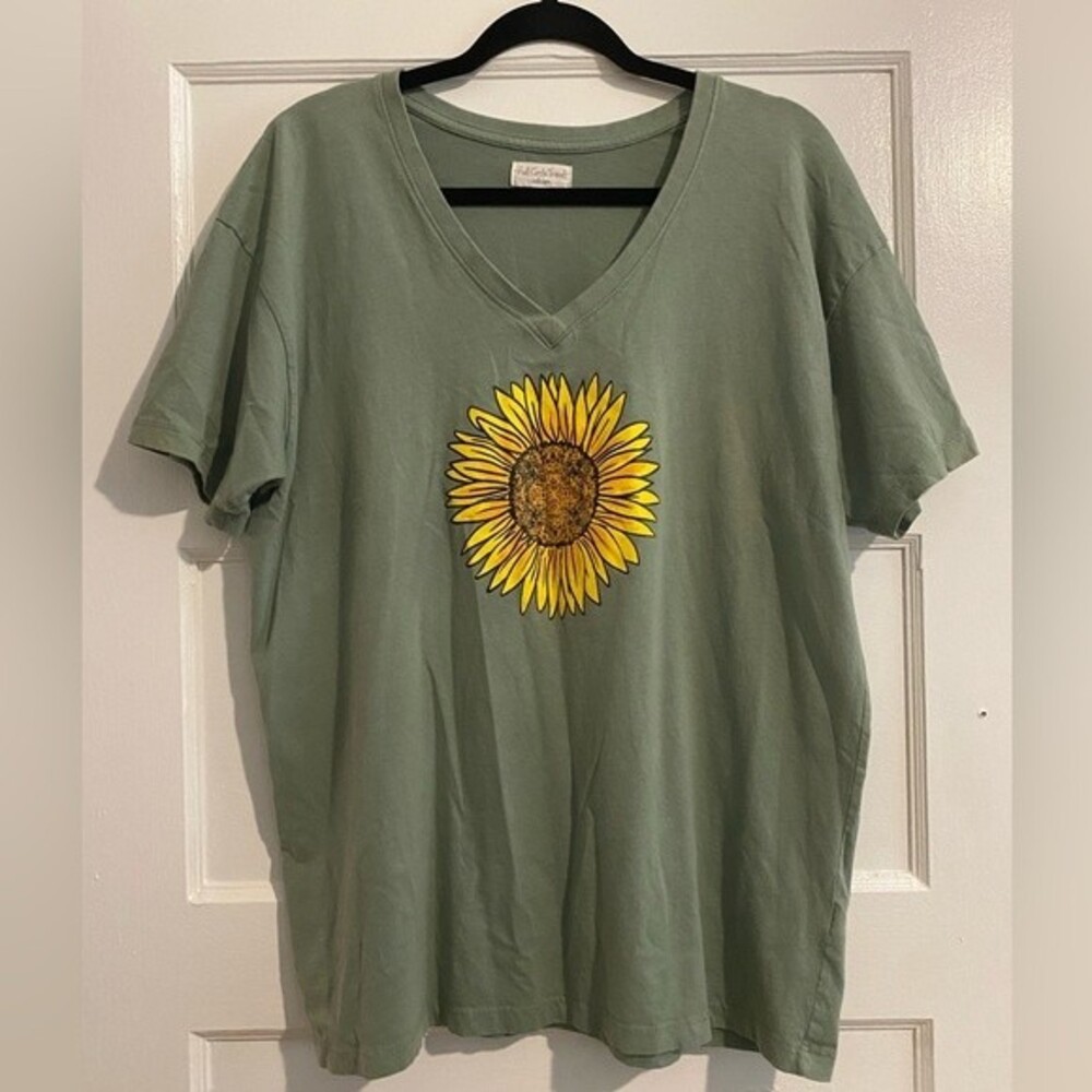 Full Circle Trends Sunflower Graphic V Neck Tee